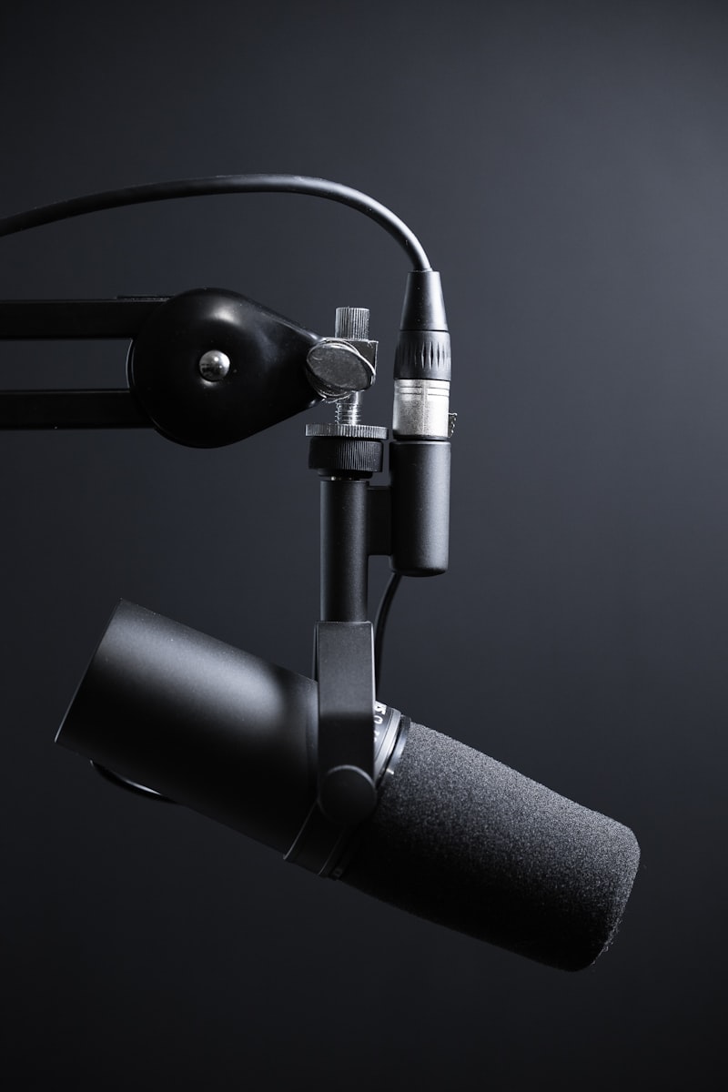 Micrófono y mesa de grabación de podcast profesional